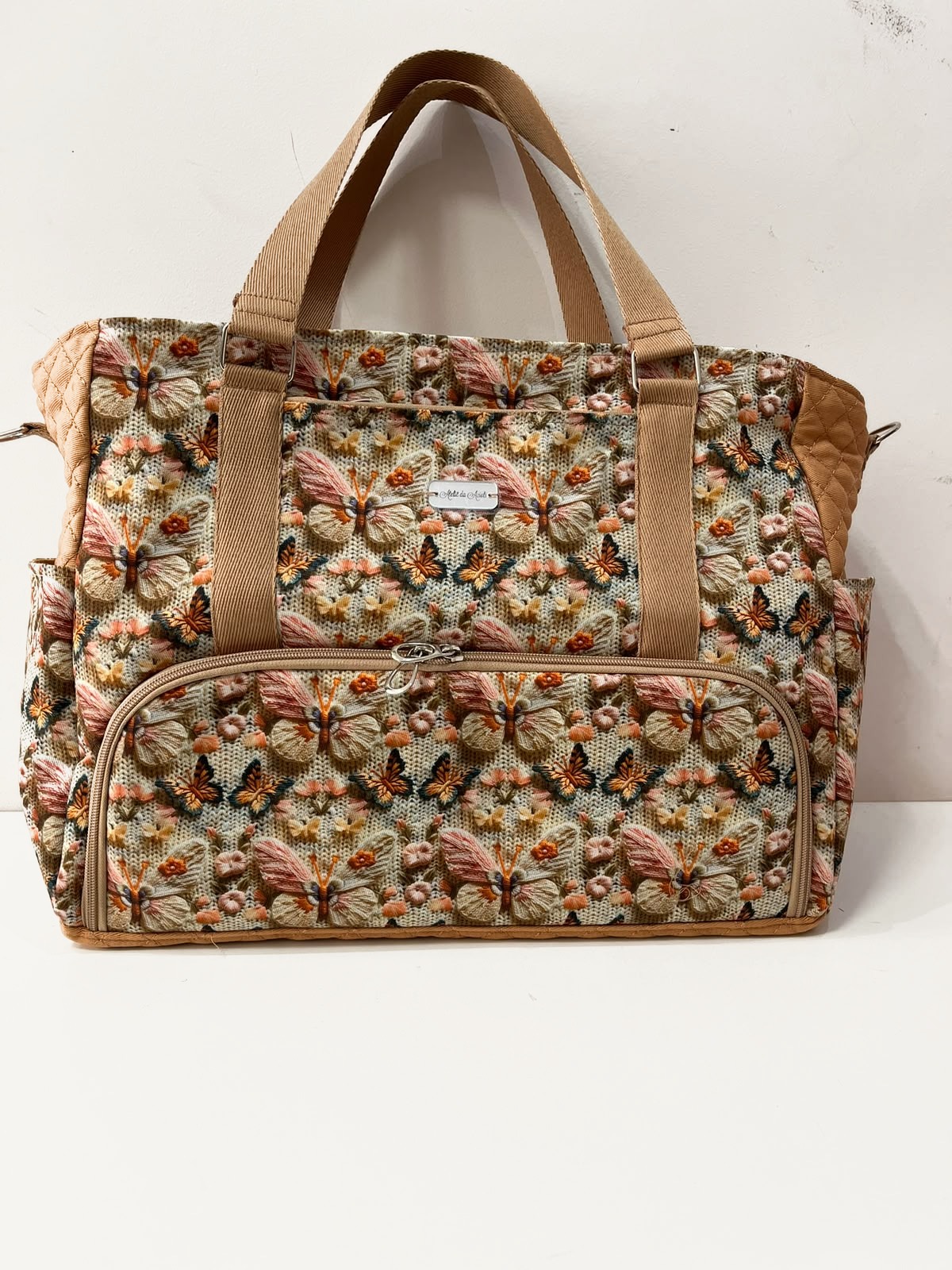 Bolsa MULHER fechada, estampa de borboletas com viés caramelo e etiqueta do Ateliê da Acioli