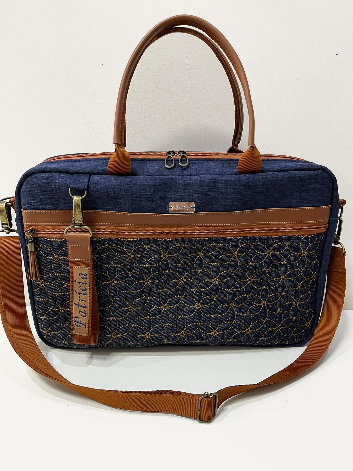 Case pra notebook PATY em jeans matelassado com alças caramelo e etiqueta bordada Patrícia